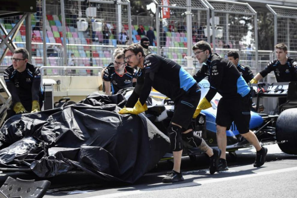 El Williams de George Russell es retirado a pie tras el incidente con la alcantarilla.