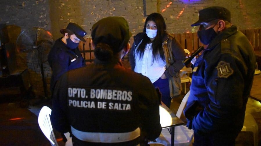 Operativo de la policía en un bar nocturno