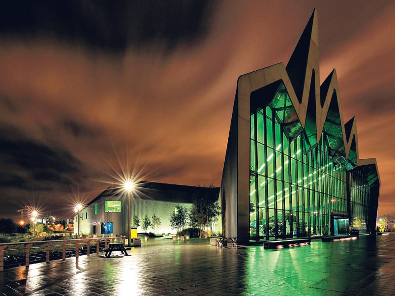 El Museo Riverside del transporte en Glasgow, inspirado en una ola y cubierto de titanio.