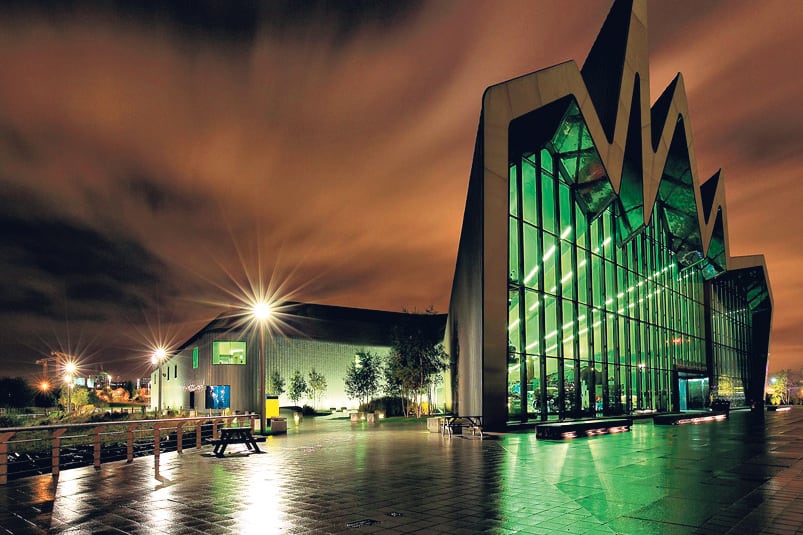 El Museo Riverside del transporte en Glasgow, inspirado en una ola y cubierto de titanio.