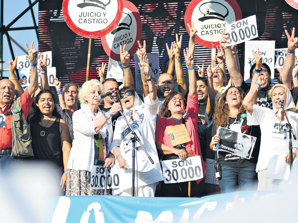 Representantes de Madres Línea Fundadora, Abuelas, Hijos, Familiares y otros organismos de derechos humanos leyeron el documento.