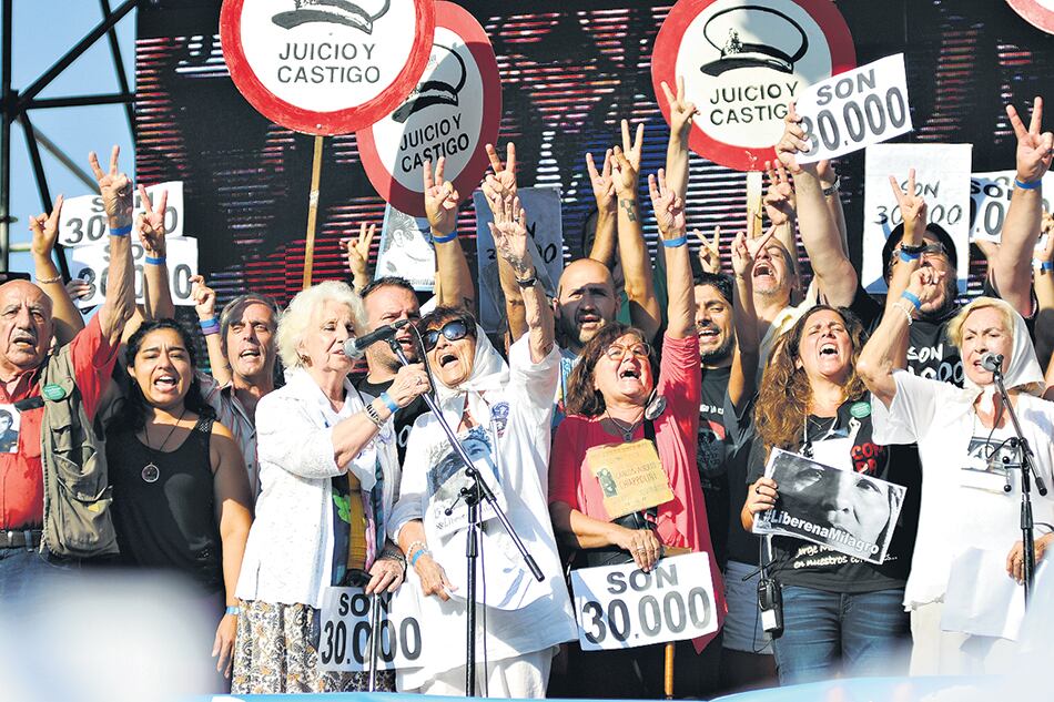 Representantes de Madres Línea Fundadora, Abuelas, Hijos, Familiares y otros organismos de derechos humanos leyeron el documento.