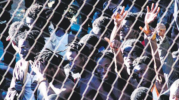 Este masivo salto de la valla supone el regreso de la presión migratoria por tierra a España.