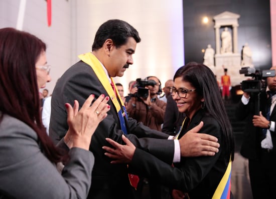 El presidente de Venezuela Nicolás Maduro condecoró a la canciller Delcy Rodríguez.