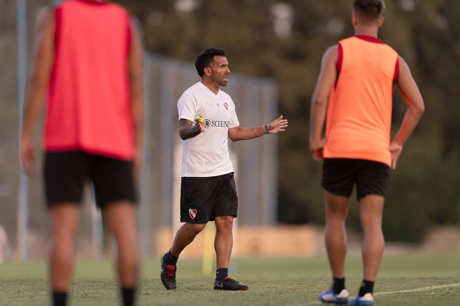 Tevez trabaja con el equipo, pero no fue a "La noche del Rey"