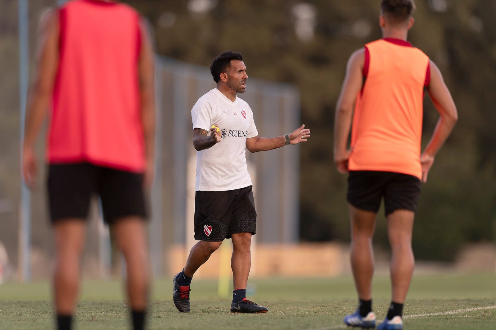 Tevez trabaja con el equipo, pero no fue a "La noche del Rey"