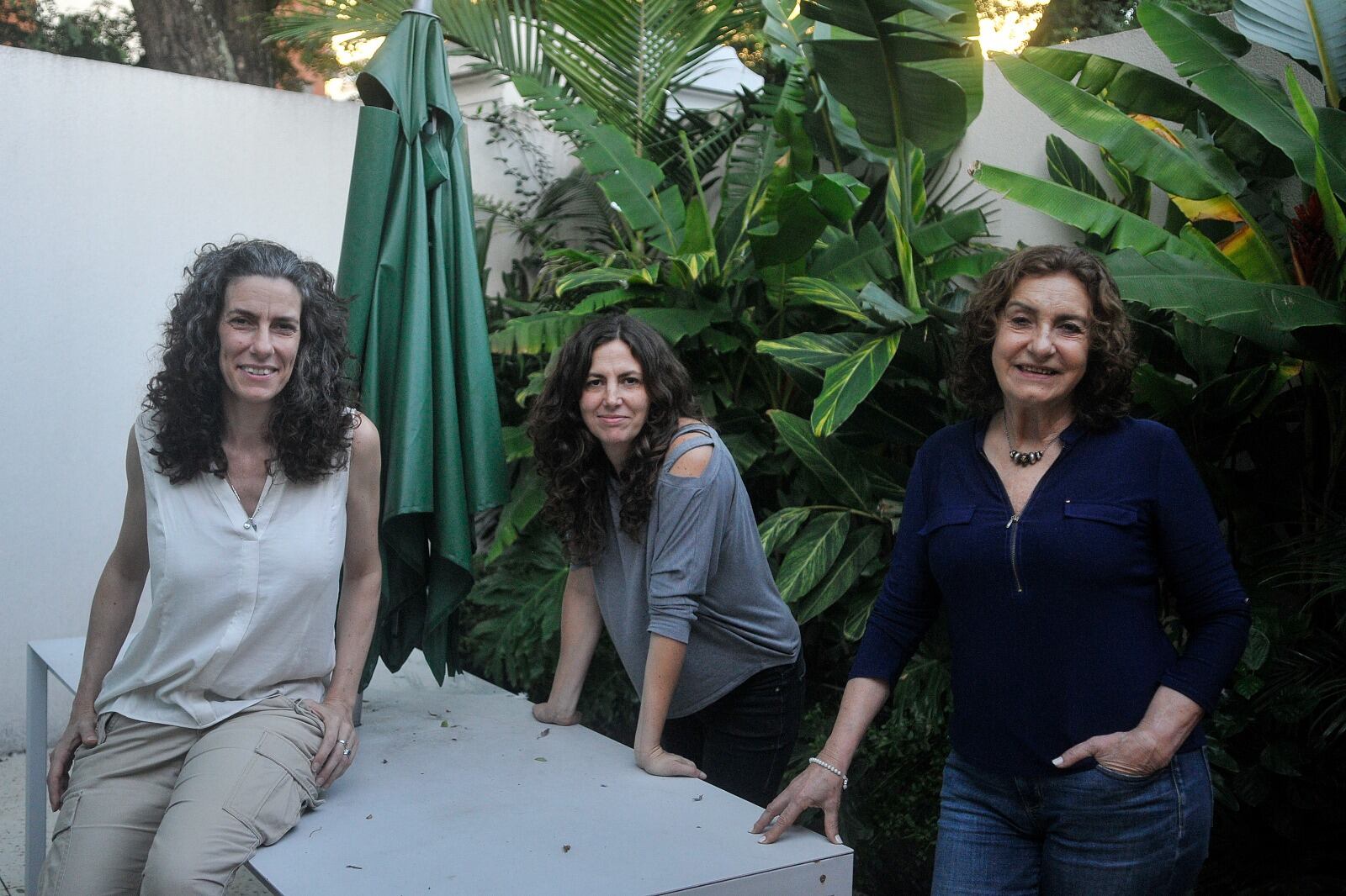 Mercedes y María Campiglia junto a su mamá, Pilar Calveiro. 