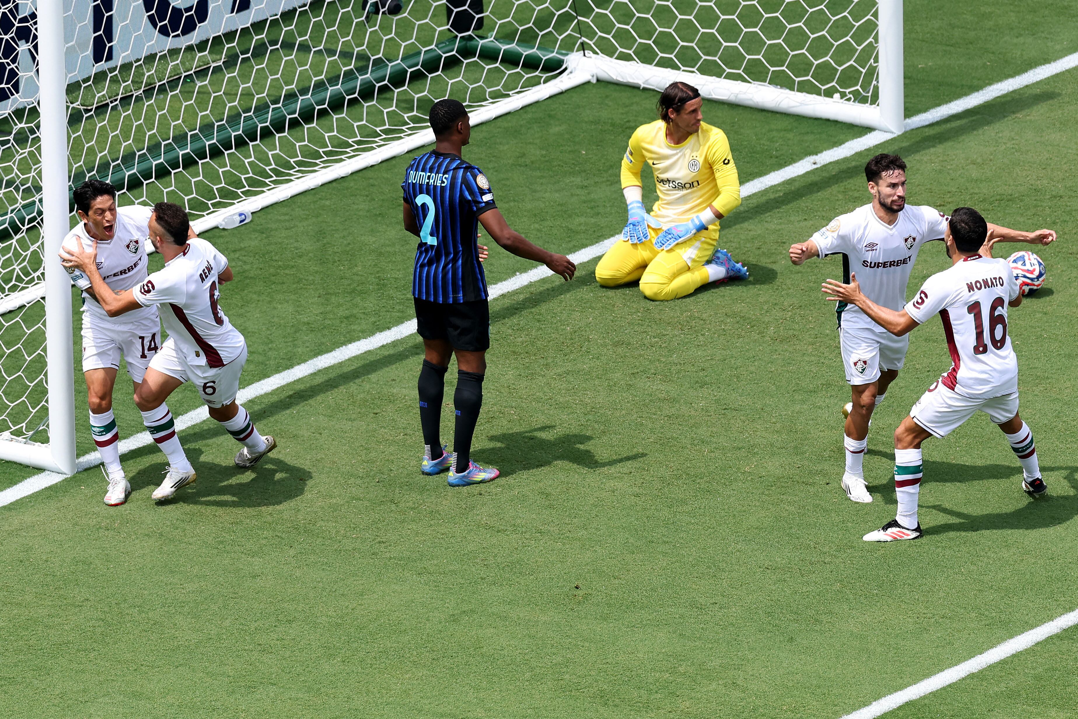 Cano aprovechó el quedo de Sommer y ya sale a a festejar