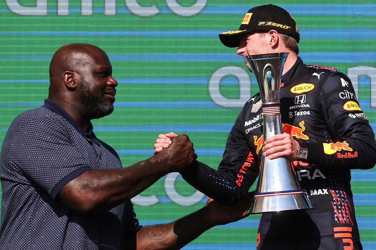 El exNBA Shaquille O'Neal saluda a Max Verstappen