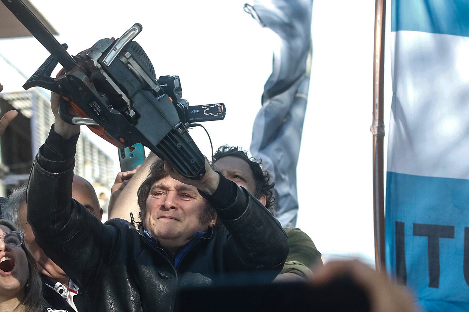 La motosierra ahora apunta a la naturaleza.