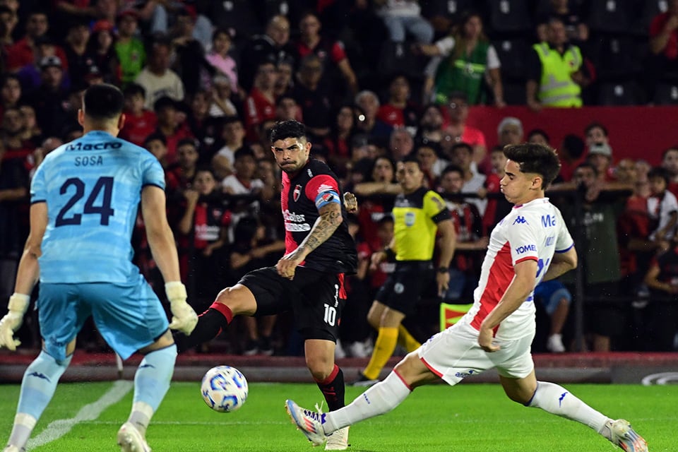 Banega fue clave en el gol de Newell´s y tuvo gran despliegue en el campo