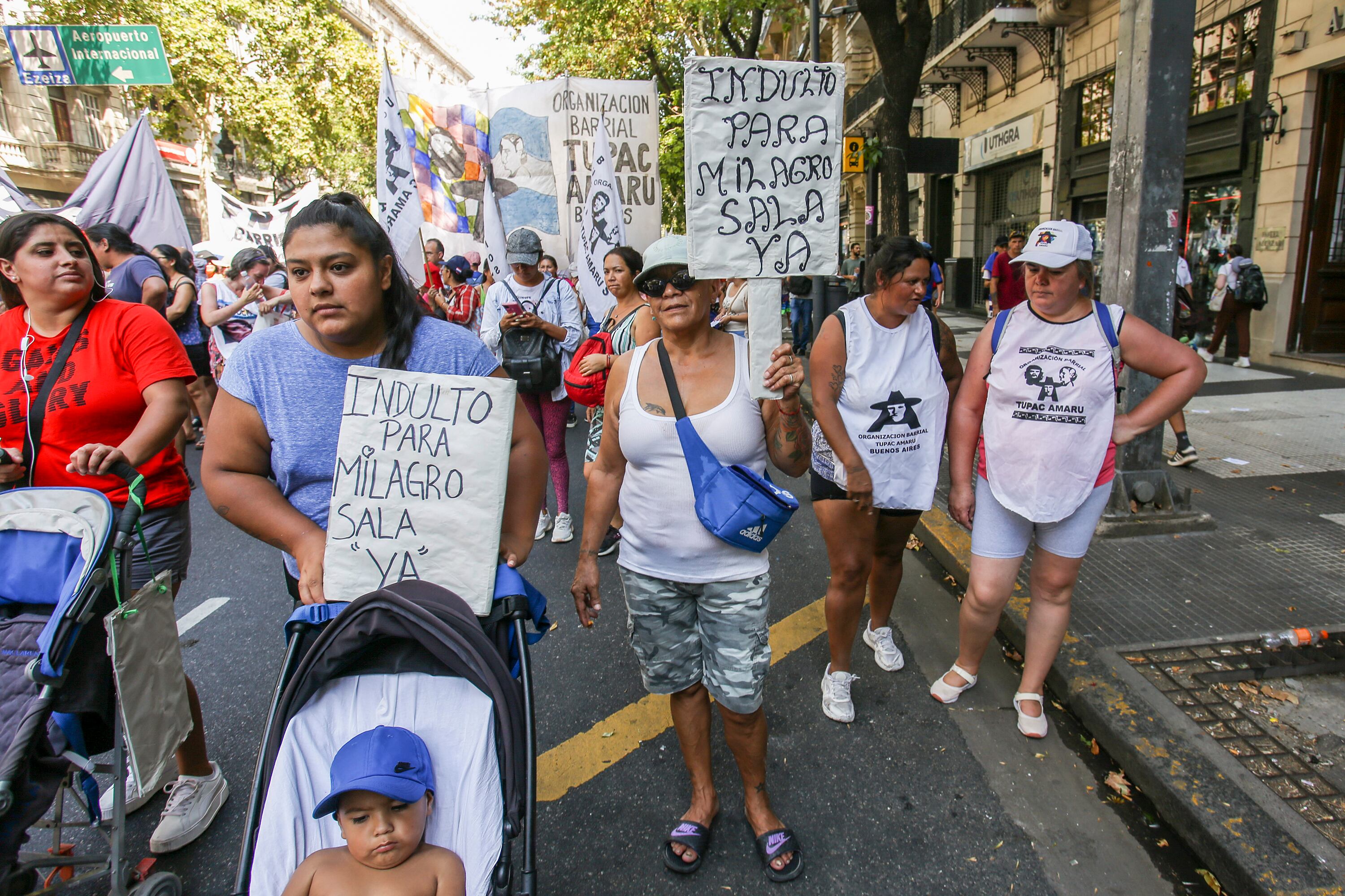 Las organizaciones solidarias con Milagro Sala marcharon hacia Plaza de Mayo.
