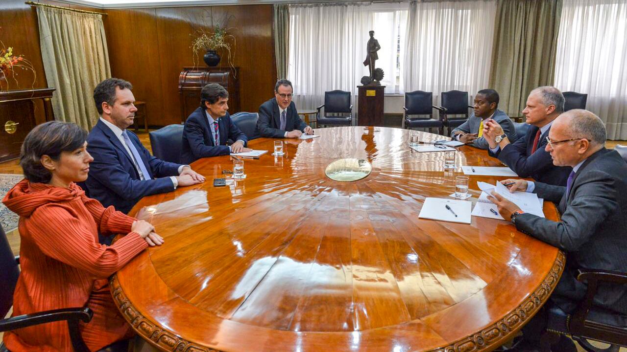 Sandleris y Lacunza junto a los delegados del FMI, antes de su partida.