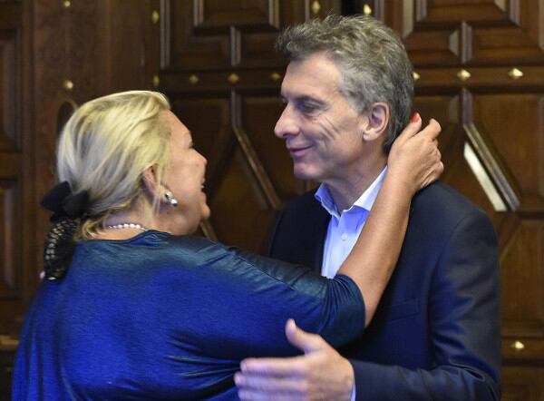 Cuando estalló el escándalo de los Panamá Papers, Carrió excusó a Mauricio Macri y apuntó contra su padre Franco.