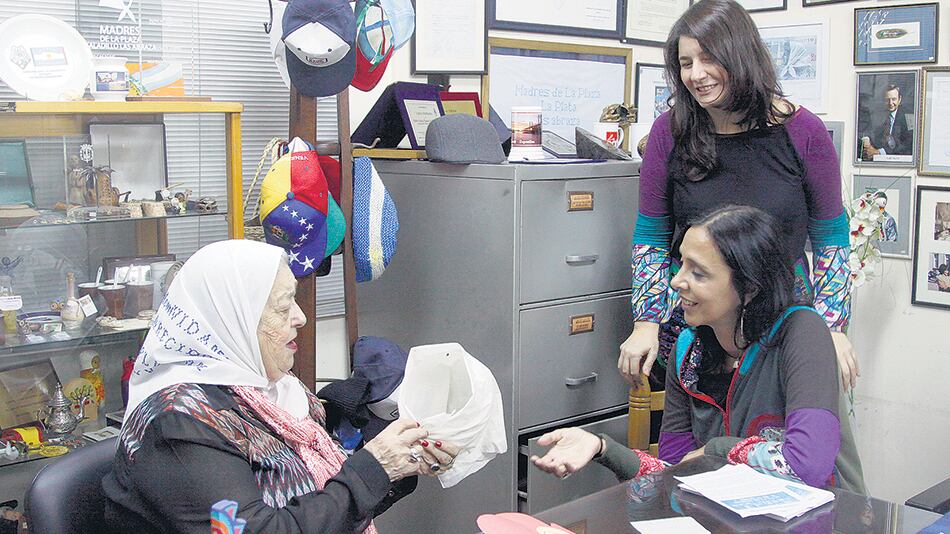 Bonafini, Verónica Parodi y María de los Angeles “Chiqui” Ledesma, actuales directoras del ECuNHi.