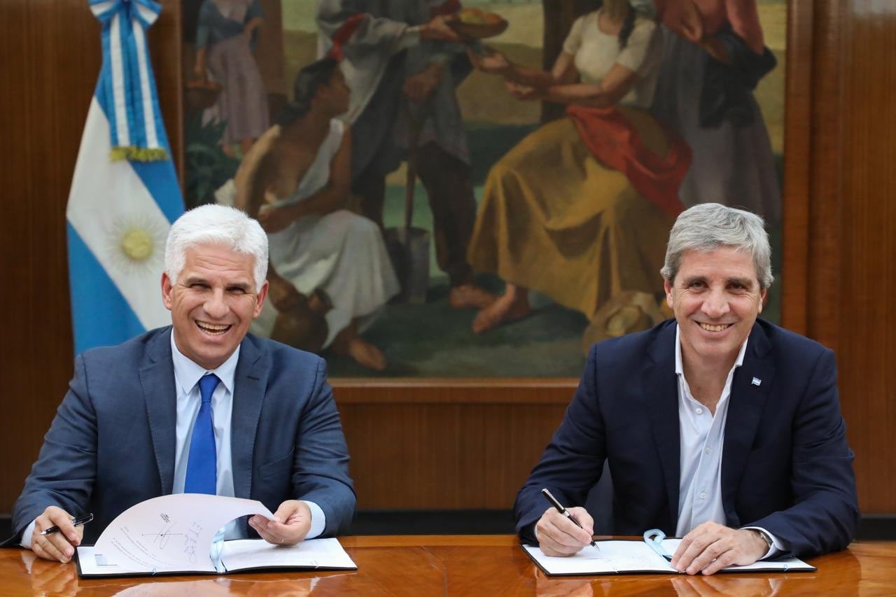 El ministro de Economía, Luis Caputo, y el gobernador de San Luis, Claudio Poggi, durante la reunión en la que se acordó reactivar obras y plan de pagos por deuda de vivienda.