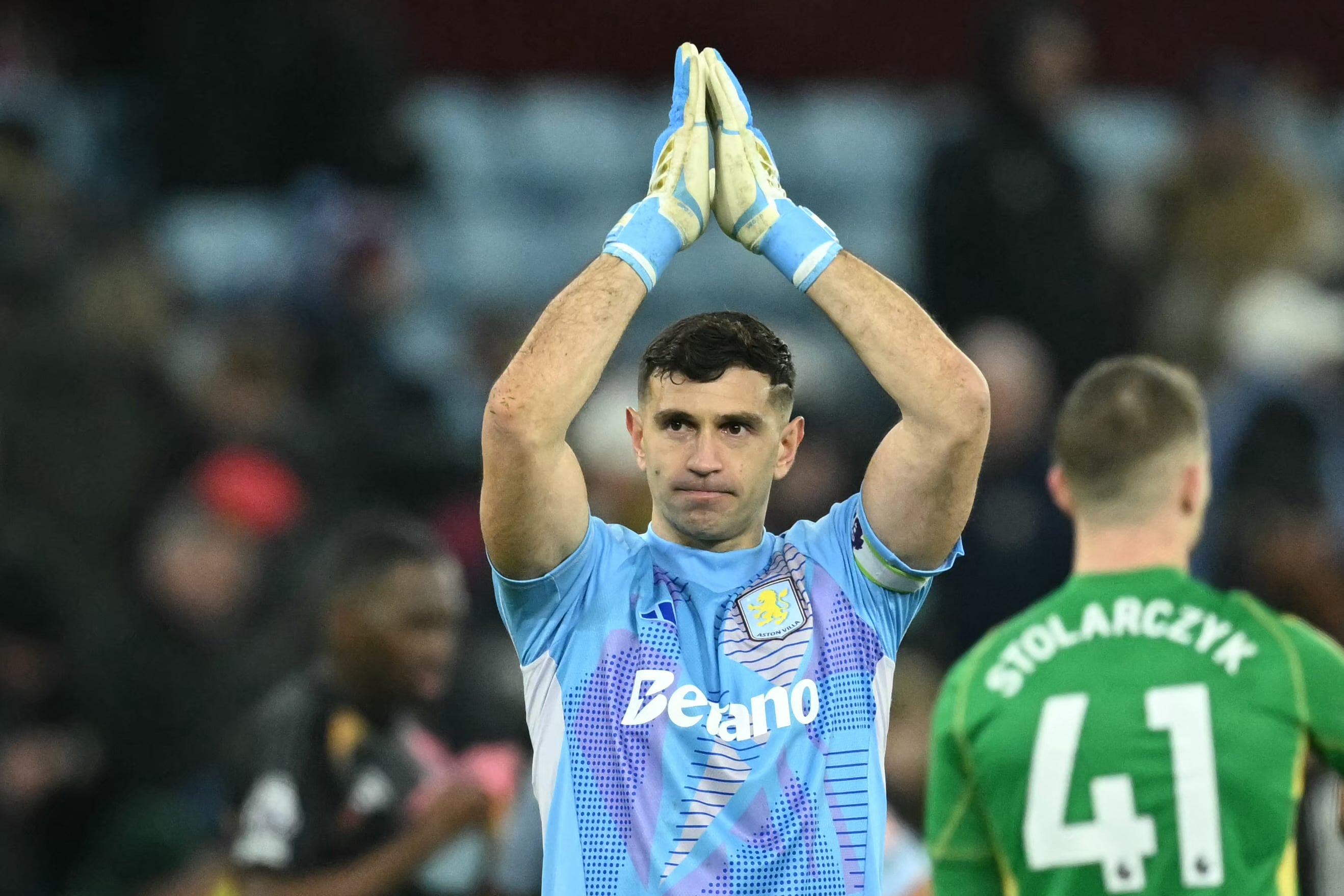 El "Dibujo" saluda a su gente.