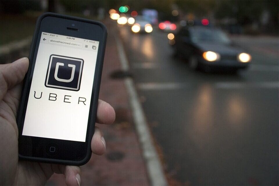 La plataformización se vio primero en los servicios de transporte y delivery.