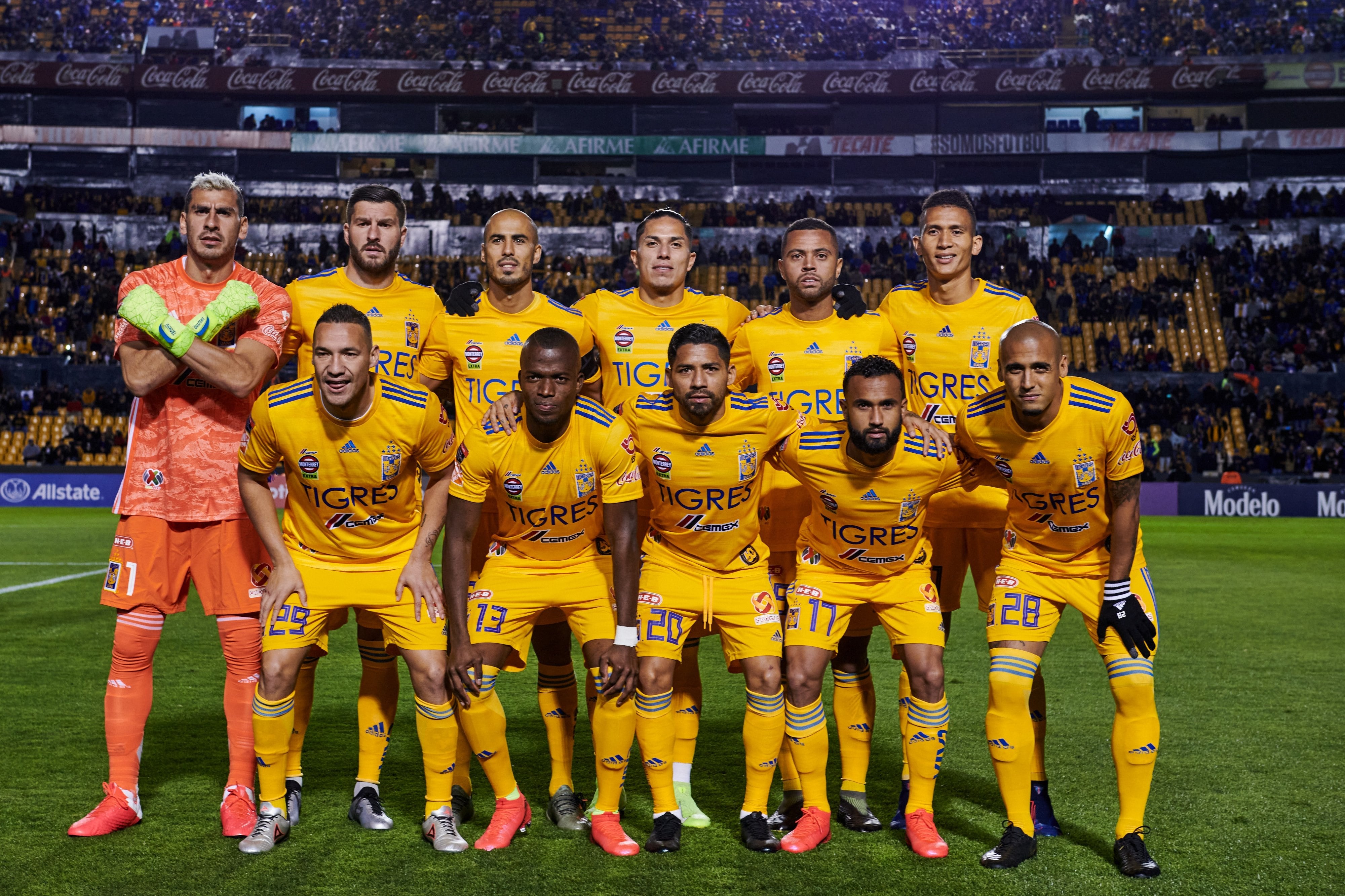 Guzmán posa con los brazos cruzados y los puños cerrados, símbolo de la lucha frente a la violencia contra las mujeres.