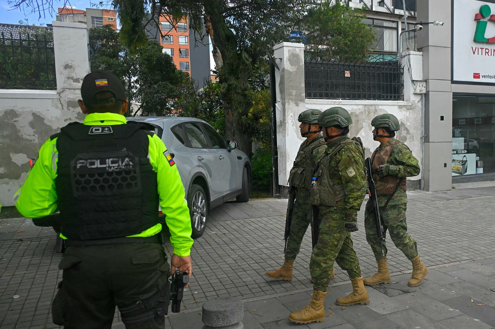 Militares y policías vigilan la embajada ecuatoriana en Quito.