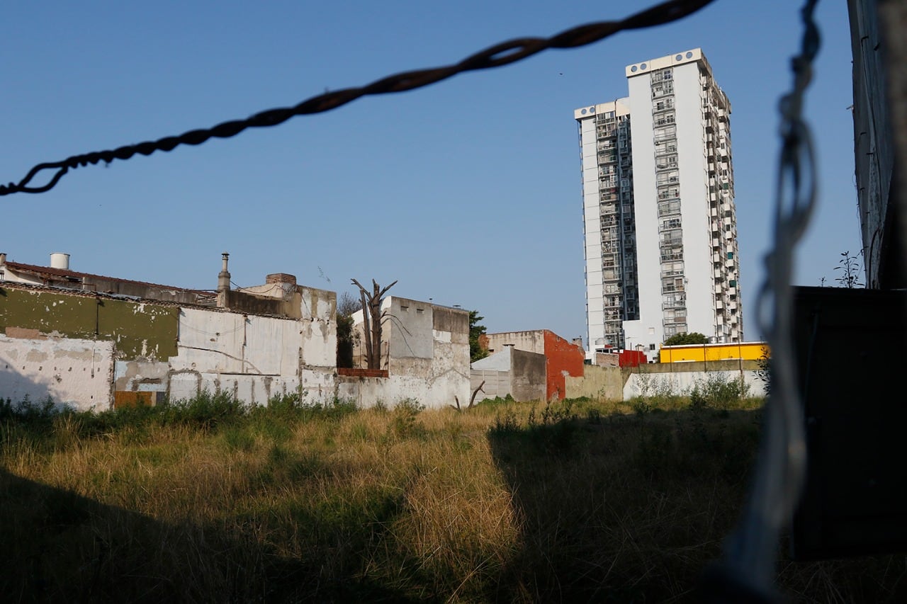 El baldío de Alvarez Jonte y Cuenca, uno de los que reclaman para ubicar una plaza.