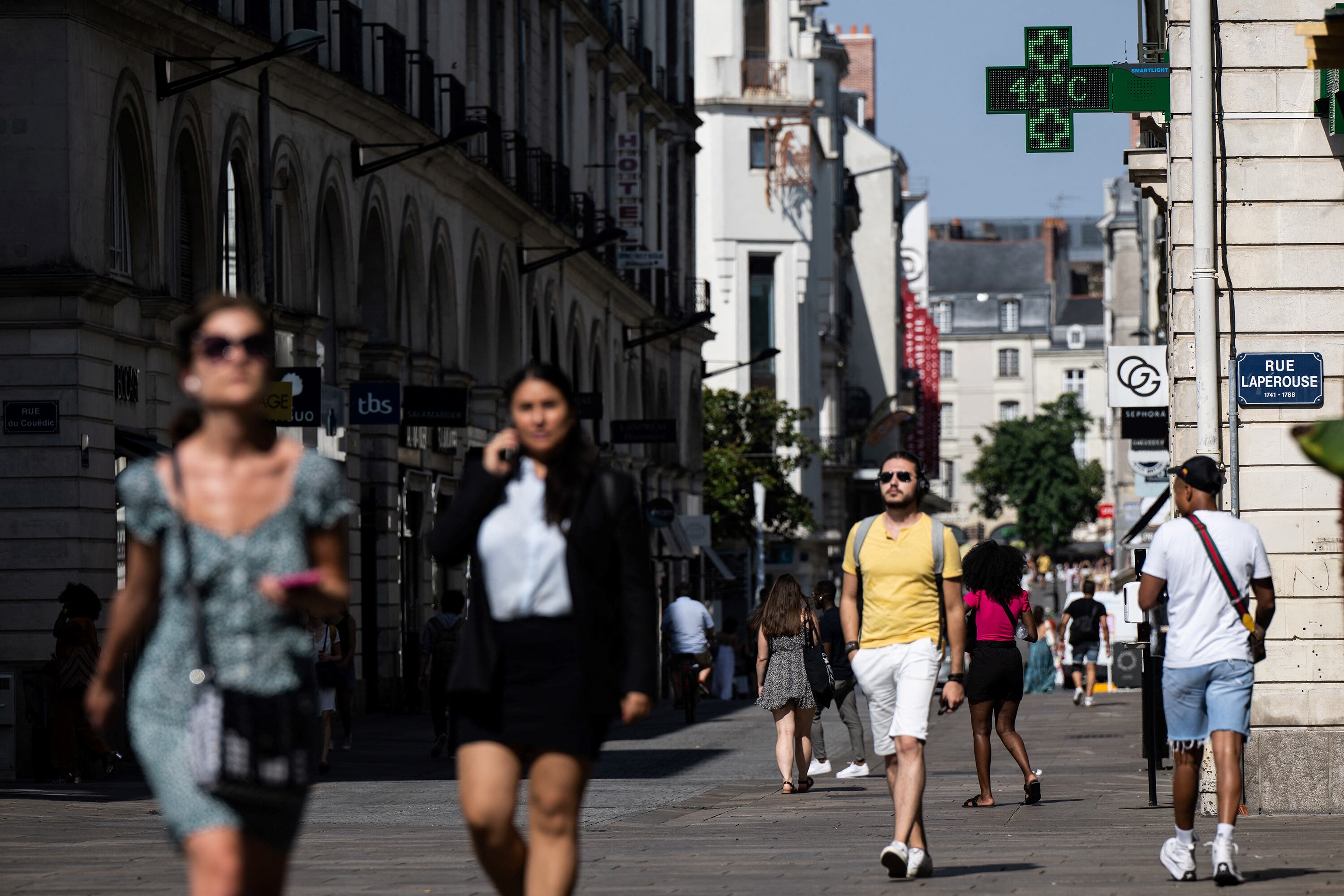 La gente camina en Nantes, y el termómetro de la farmacia marca 44ºC.
