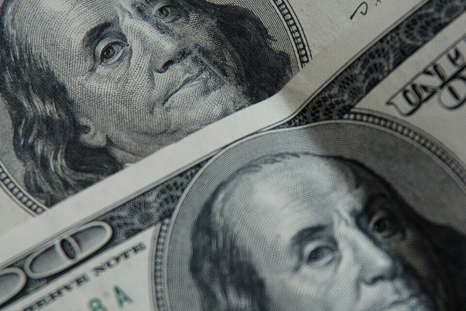 El dólar contado con liquidación (CCL) avanzó 0,6 por ciento para cerrar a 747 pesos.