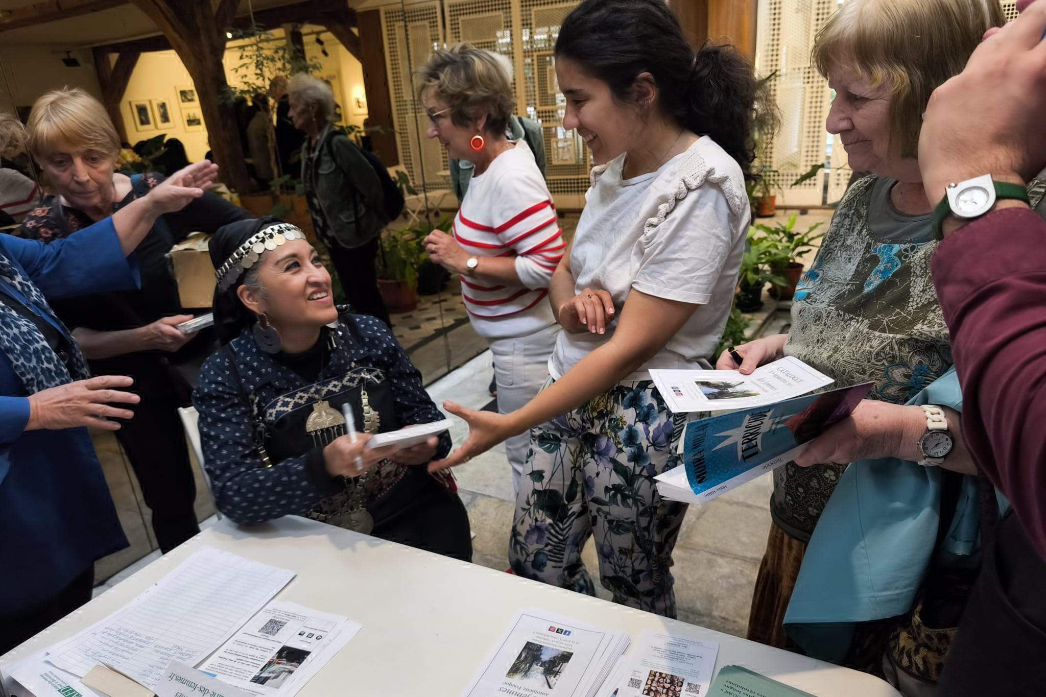Millán firma ejemplares de "Terricidio" en la Casa de América Latina. 
