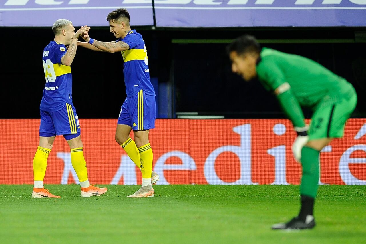Briasco saluda Vázquez, autor del gol con el que Boca cortó la mala racha