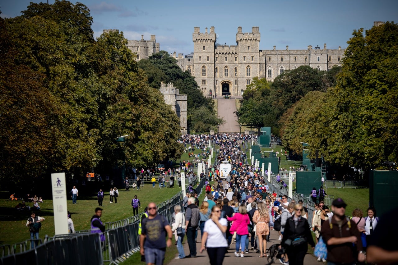 La larga fila para ingresar al Palacio de Windsor.