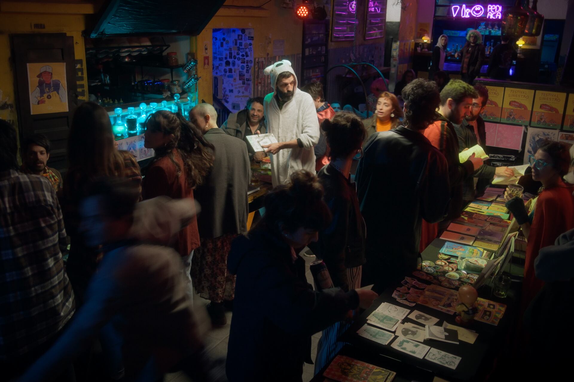 En la serie, cuatro impresentables cargan con un fiambre mientras buscan una historieta robada que se va a presentar en un festival under