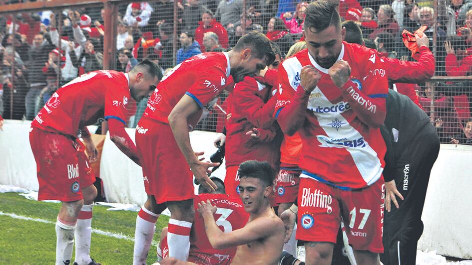 Los jugadores de Argentinos festejaban ayer.