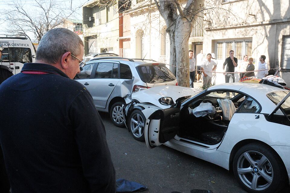 Vienna frente al auto donde mataron al hijo de Paz.