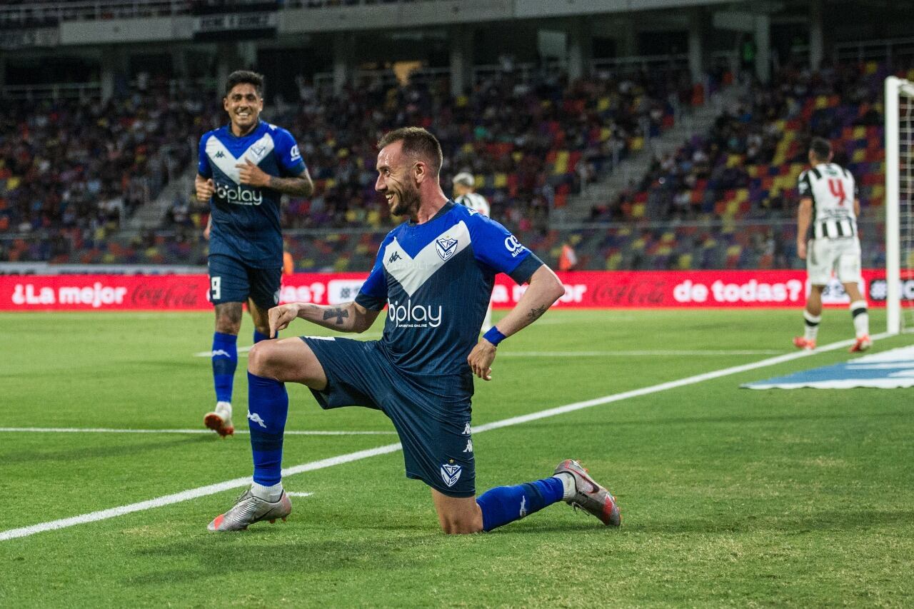 Mancuell festeja su gol, el primero de Vélez