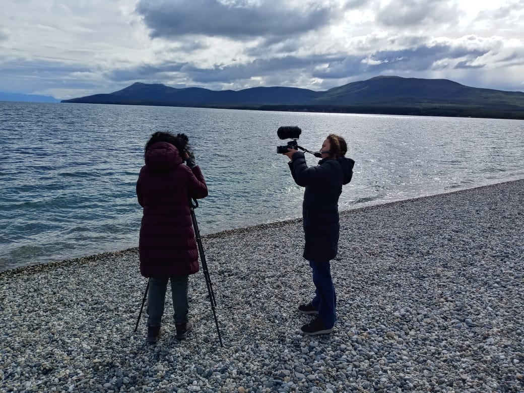 Adriana Lestido, de espalda, y Constanza Niscovolos, en uno de los procesos de filmación