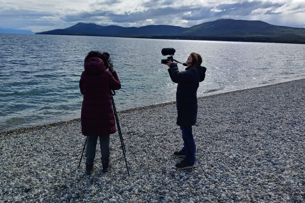 Adriana Lestido, de espalda, y Constanza Niscovolos, en uno de los procesos de filmación