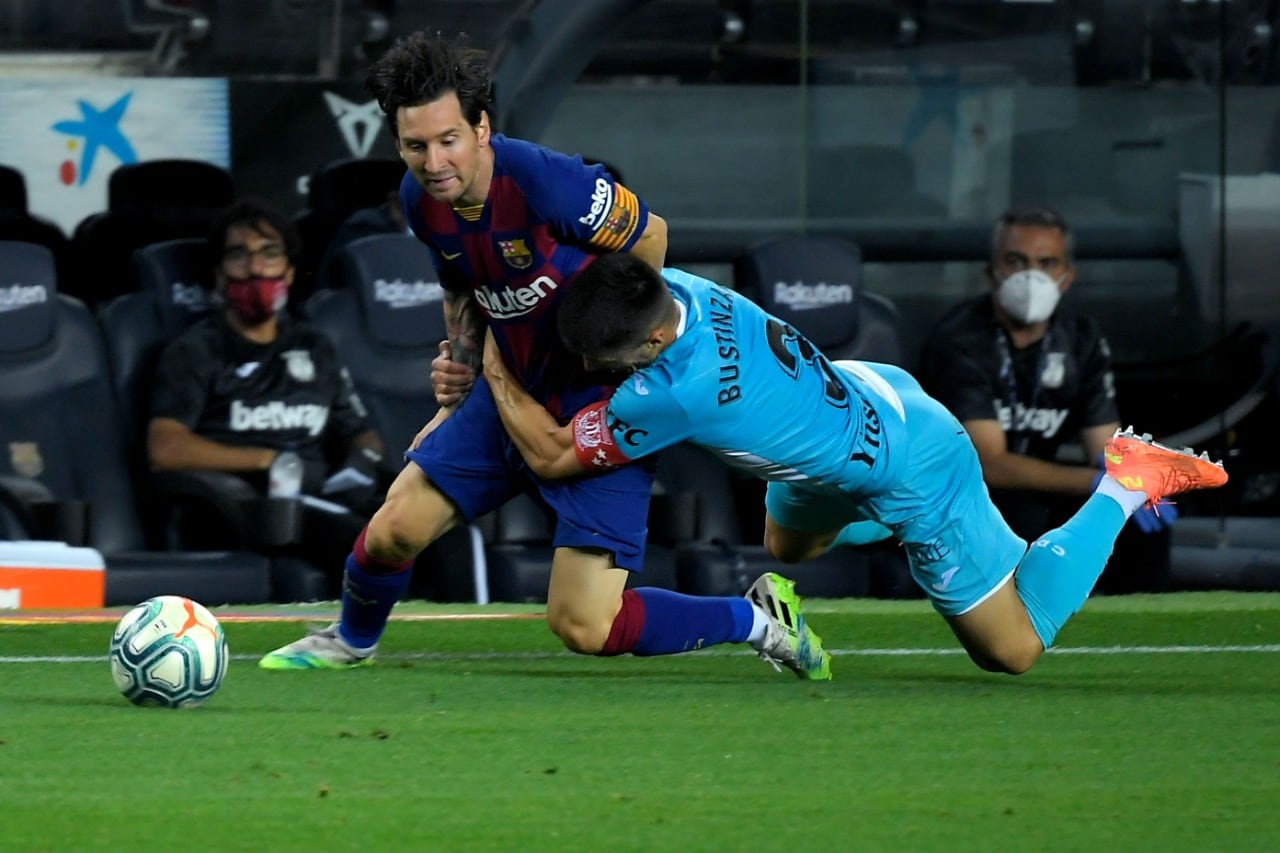 Messi recibe un tackle de un jugador de Leganés.