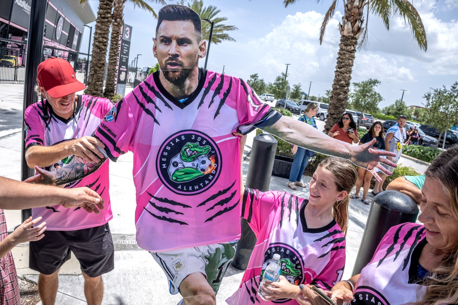 Hinchas del Inter esperando la llegada de Messi.