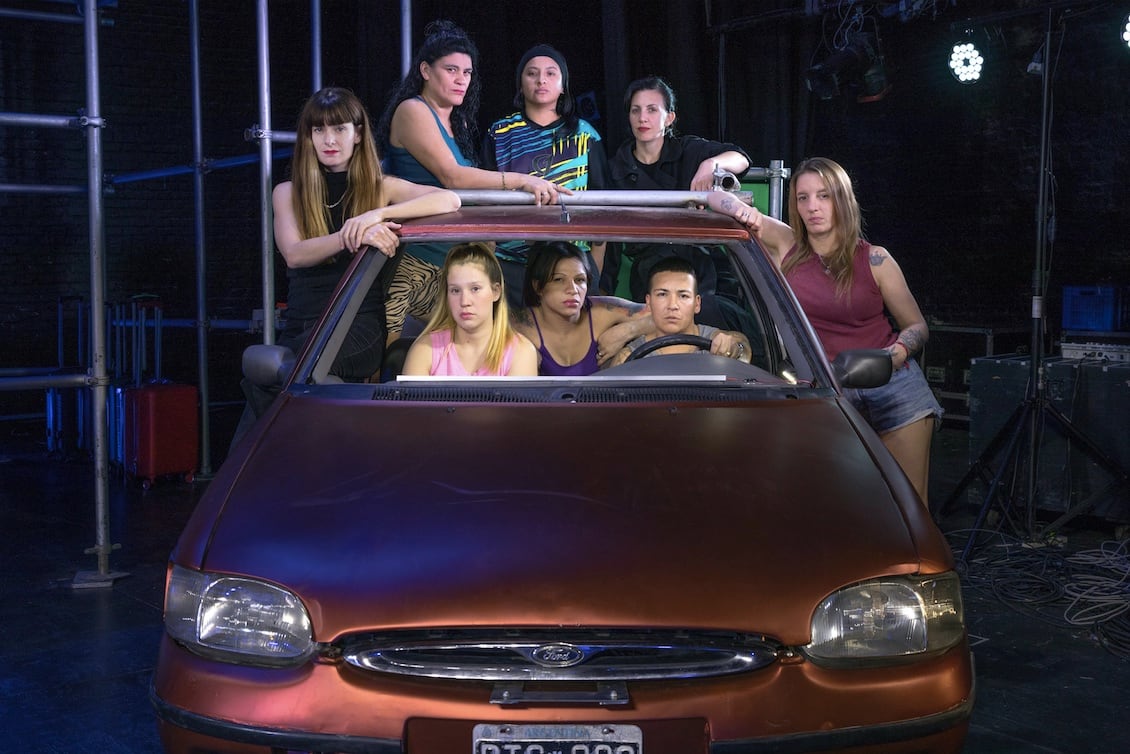 Lola Arias con sus protagonistas