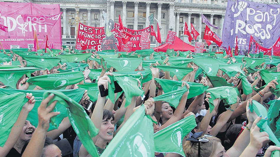 Pese al calor agobiante en la ciudad, la marea verde estalló frente al Congreso Nacional.