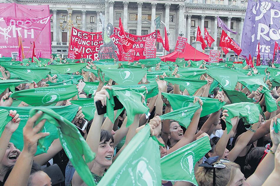 Pese al calor agobiante en la ciudad, la marea verde estalló frente al Congreso Nacional.