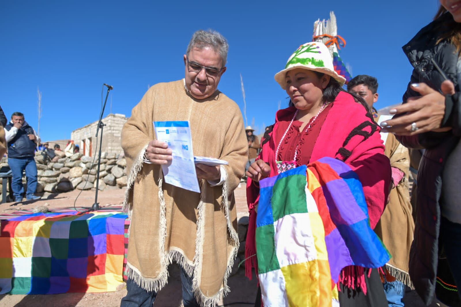 Raúl Jalil entregó el decreto a la Cacica de Laguna Blanca.