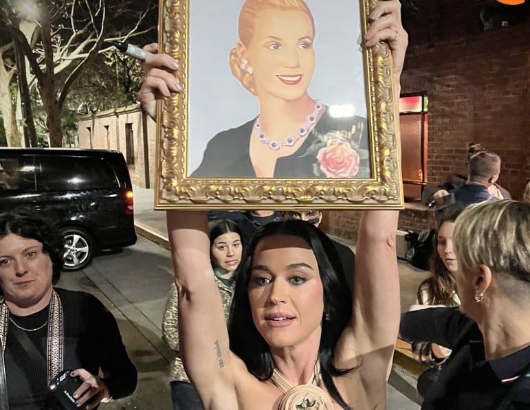 El insólito y afectuoso gesto con sus admiradores se dio durante la noche, tras su arribo al Faena Hotel Buenos Aires, en Puerto Madero