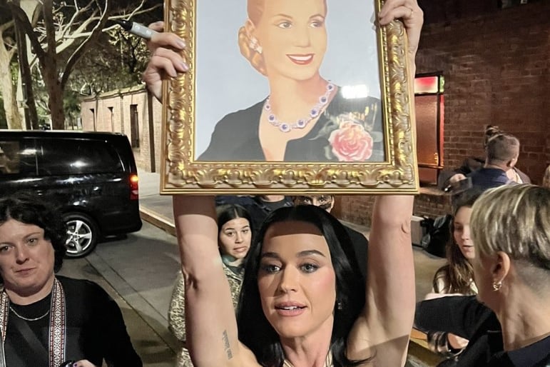 El insólito y afectuoso gesto con sus admiradores se dio durante la noche, tras su arribo al Faena Hotel Buenos Aires, en Puerto Madero