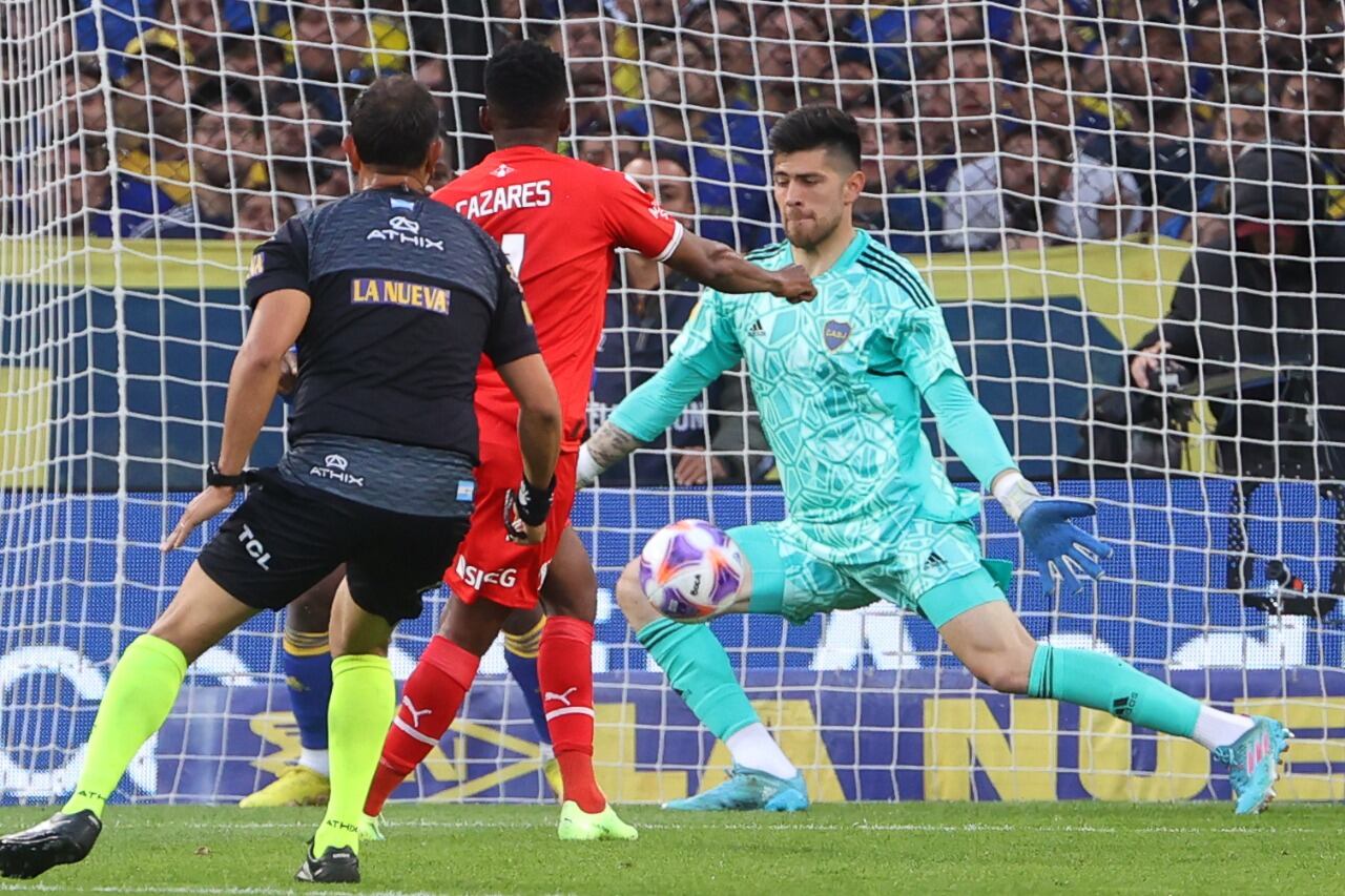 Agustín Rossi, el gran héroe xeneize, se lució con una doble tapada el domingo ante Juanito Cazares