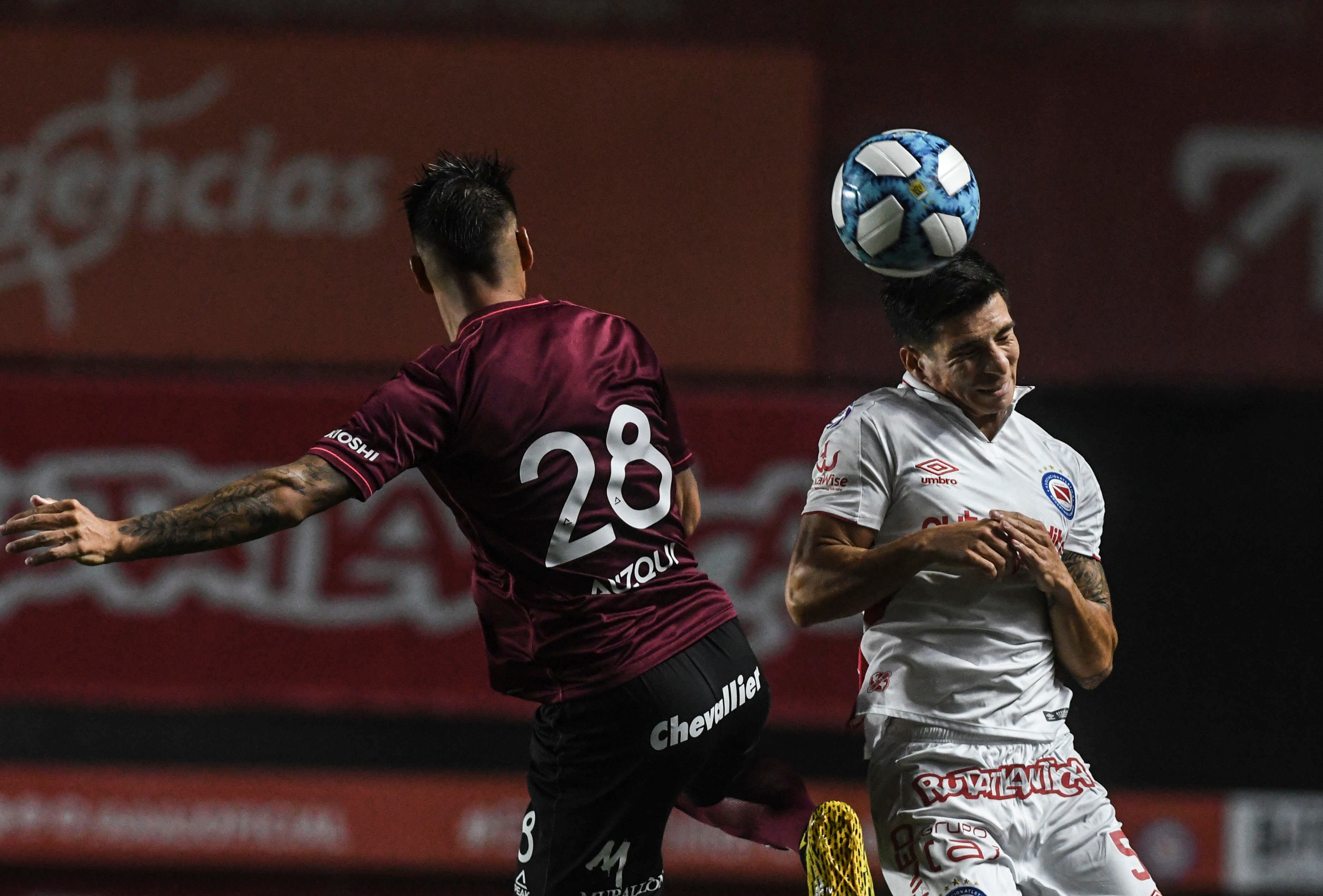 Francis Mac Allister cabecea ante Auzqui.