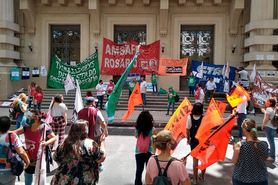 Acto en defensa de la salud frente a sede local de Gobernación.