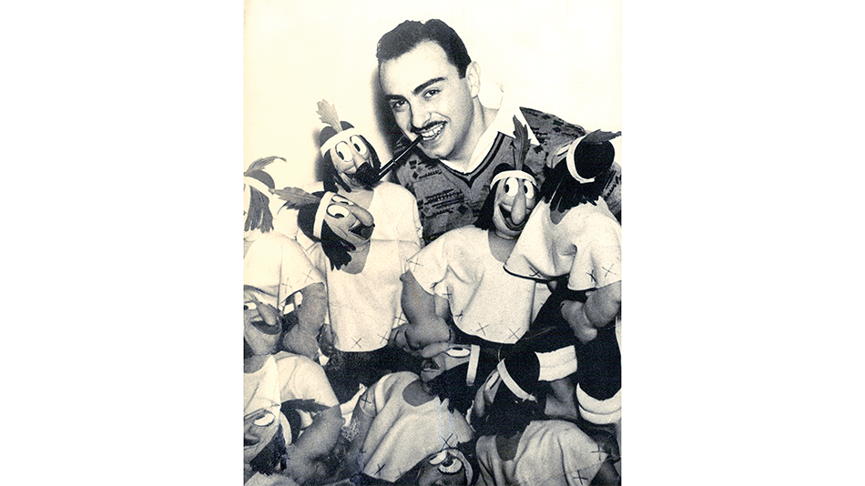 Un joven Dante Quinterno junto a su creación.