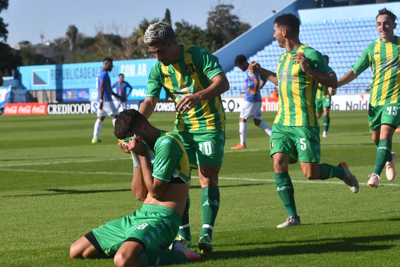 Torres festeja luego de marcar su gol