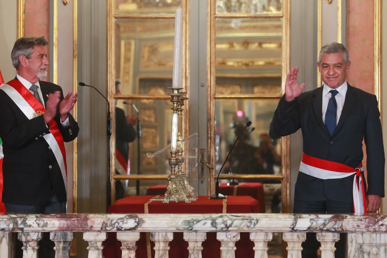 Sagasti (izq.) toma juramento a Elice,su tercer ministro del Interior.